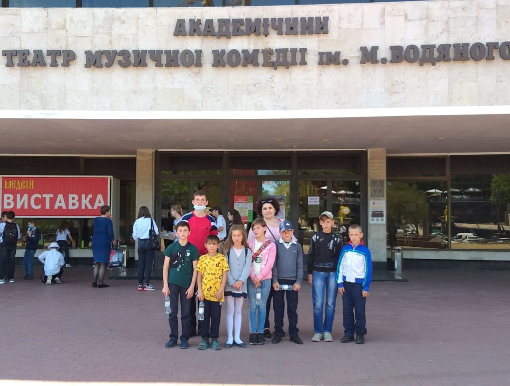 Дети с женщиной в театре